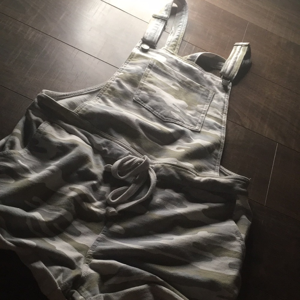 This camouflage overalls